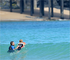 Im Meer schwimmen